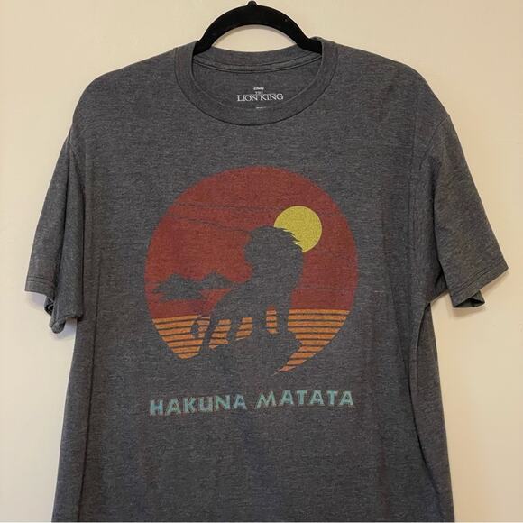 Disney L The Lion King gray Hakuna Matata short sleeve t-shirt fandom casual - Picture 2 of 7
